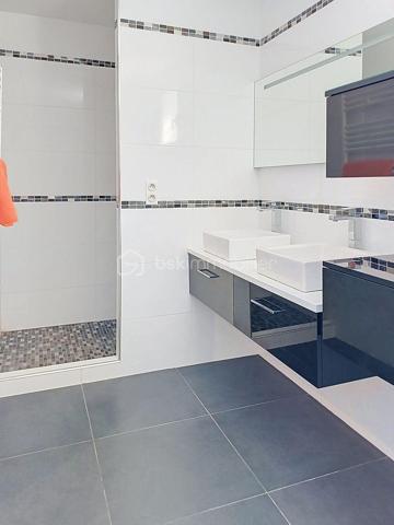 SAINT-BRÈS – VILLA FAMILIALE DE 195 M² – PISCINE – DOUBLE GARAGE

À seulement 5 minutes de Baillargues et à proximité immédiate de Montpellier, découvrez cette superbe villa contemporaine de 195 m² offrant un cadre de vie privilégié où volumes généreux, luminosité et prestations de qualité se conjuguent à la perfection.

Implantée sur un terrain paysagé d'environ 800 m², cette propriété séduit dès les premiers instants par ses espaces de vie remarquablement pensés pour le confort de toute la famille.

Le rez-de-chaussée s'articule autour d'une magnifique pièce de vie de plus de 75 m², baignée de lumière grâce à ses larges ouvertures. Cet espace convivial accueille un vaste salon, une salle à manger ainsi qu'une élégante cuisine ouverte entièrement équipée, idéale pour recevoir et partager des moments privilégiés.

Toujours de plain-pied, la maison dispose de deux chambres confortables, d'un bureau-bibliothèque, d'une salle d'eau, d'un WC indépendant ainsi que d'une buanderie parfaitement aménagée.

À l'étage, un superbe espace ouvert offre de nombreuses possibilités d'aménagement selon vos envies : bureau de télétravail, bibliothèque, salon privé, espace détente ou salle de jeux. Véritable pièce de vie supplémentaire, il apporte caractère et modularité à l'ensemble.

Cet espace dessert deux magnifiques suites. La première  bénéficie de sa propre salle d'eau. La seconde constitue une véritable suite parentale avec dressing sur mesure et salle de bains raffinée équipée d'une douche à l'italienne, d'une baignoire et de toilettes privatives.

À l'extérieur, tout est réuni pour profiter pleinement des beaux jours. Le jardin soigneusement aménagé accueille une belle piscine, un espace pool house et plusieurs espaces de détente propices aux moments de convivialité en famille ou entre amis.

Une pièce annexe indépendante complète ce bien rare. Elle pourra aisément accueillir un bureau professionnel, une activité libérale, un atelier créatif, une salle de sport ou tout autre projet nécessitant un espace dédié.

Les prestations sont à la hauteur des lieux : double garage, baies vitrées aluminium, matériaux de qualité et excellente performance énergétique avec un classement DPE B. Climatisation gainée suites et salon RDC

Située dans un environnement résidentiel calme et recherché, à proximité des écoles, commerces, services et principaux axes de communication, cette propriété offre un équilibre idéal entre sérénité, confort moderne et accessibilité.

Une villa aux volumes rares, pensée pour répondre aux attentes des familles d'aujourd'hui et aux nouveaux modes de vie, où chacun trouvera naturellement sa place. Travaux à prévoir pour la plage de Piscine.
J'utilise l'Intelligence Artificielle pour vous proposer des projections d'aménagement.

À découvrir sans tarder.