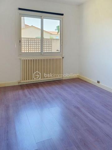 SAINT-BRÈS – VILLA FAMILIALE DE 195 M² – PISCINE – DOUBLE GARAGE

À seulement 5 minutes de Baillargues et à proximité immédiate de Montpellier, découvrez cette superbe villa contemporaine de 195 m² offrant un cadre de vie privilégié où volumes généreux, luminosité et prestations de qualité se conjuguent à la perfection.

Implantée sur un terrain paysagé d'environ 800 m², cette propriété séduit dès les premiers instants par ses espaces de vie remarquablement pensés pour le confort de toute la famille.

Le rez-de-chaussée s'articule autour d'une magnifique pièce de vie de plus de 75 m², baignée de lumière grâce à ses larges ouvertures. Cet espace convivial accueille un vaste salon, une salle à manger ainsi qu'une élégante cuisine ouverte entièrement équipée, idéale pour recevoir et partager des moments privilégiés.

Toujours de plain-pied, la maison dispose de deux chambres confortables, d'un bureau-bibliothèque, d'une salle d'eau, d'un WC indépendant ainsi que d'une buanderie parfaitement aménagée.

À l'étage, un superbe espace ouvert offre de nombreuses possibilités d'aménagement selon vos envies : bureau de télétravail, bibliothèque, salon privé, espace détente ou salle de jeux. Véritable pièce de vie supplémentaire, il apporte caractère et modularité à l'ensemble.

Cet espace dessert deux magnifiques suites. La première  bénéficie de sa propre salle d'eau. La seconde constitue une véritable suite parentale avec dressing sur mesure et salle de bains raffinée équipée d'une douche à l'italienne, d'une baignoire et de toilettes privatives.

À l'extérieur, tout est réuni pour profiter pleinement des beaux jours. Le jardin soigneusement aménagé accueille une belle piscine, un espace pool house et plusieurs espaces de détente propices aux moments de convivialité en famille ou entre amis.

Une pièce annexe indépendante complète ce bien rare. Elle pourra aisément accueillir un bureau professionnel, une activité libérale, un atelier créatif, une salle de sport ou tout autre projet nécessitant un espace dédié.

Les prestations sont à la hauteur des lieux : double garage, baies vitrées aluminium, matériaux de qualité et excellente performance énergétique avec un classement DPE B. Climatisation gainée suites et salon RDC

Située dans un environnement résidentiel calme et recherché, à proximité des écoles, commerces, services et principaux axes de communication, cette propriété offre un équilibre idéal entre sérénité, confort moderne et accessibilité.

Une villa aux volumes rares, pensée pour répondre aux attentes des familles d'aujourd'hui et aux nouveaux modes de vie, où chacun trouvera naturellement sa place. Travaux à prévoir pour la plage de Piscine.
J'utilise l'Intelligence Artificielle pour vous proposer des projections d'aménagement.

À découvrir sans tarder.