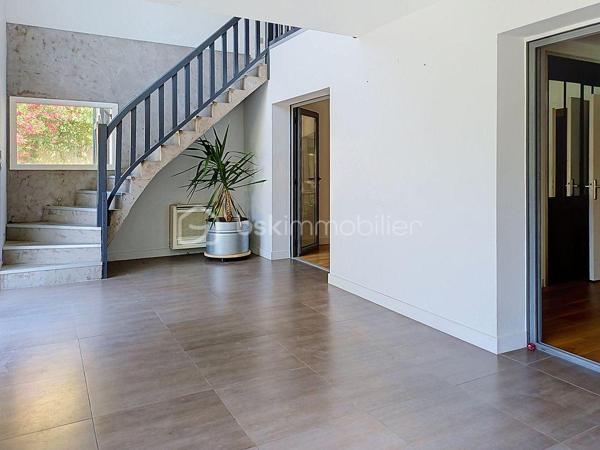 SAINT-BRÈS – VILLA FAMILIALE DE 195 M² – PISCINE – DOUBLE GARAGE

À seulement 5 minutes de Baillargues et à proximité immédiate de Montpellier, découvrez cette superbe villa contemporaine de 195 m² offrant un cadre de vie privilégié où volumes généreux, luminosité et prestations de qualité se conjuguent à la perfection.

Implantée sur un terrain paysagé d'environ 800 m², cette propriété séduit dès les premiers instants par ses espaces de vie remarquablement pensés pour le confort de toute la famille.

Le rez-de-chaussée s'articule autour d'une magnifique pièce de vie de plus de 75 m², baignée de lumière grâce à ses larges ouvertures. Cet espace convivial accueille un vaste salon, une salle à manger ainsi qu'une élégante cuisine ouverte entièrement équipée, idéale pour recevoir et partager des moments privilégiés.

Toujours de plain-pied, la maison dispose de deux chambres confortables, d'un bureau-bibliothèque, d'une salle d'eau, d'un WC indépendant ainsi que d'une buanderie parfaitement aménagée.

À l'étage, un superbe espace ouvert offre de nombreuses possibilités d'aménagement selon vos envies : bureau de télétravail, bibliothèque, salon privé, espace détente ou salle de jeux. Véritable pièce de vie supplémentaire, il apporte caractère et modularité à l'ensemble.

Cet espace dessert deux magnifiques suites. La première  bénéficie de sa propre salle d'eau. La seconde constitue une véritable suite parentale avec dressing sur mesure et salle de bains raffinée équipée d'une douche à l'italienne, d'une baignoire et de toilettes privatives.

À l'extérieur, tout est réuni pour profiter pleinement des beaux jours. Le jardin soigneusement aménagé accueille une belle piscine, un espace pool house et plusieurs espaces de détente propices aux moments de convivialité en famille ou entre amis.

Une pièce annexe indépendante complète ce bien rare. Elle pourra aisément accueillir un bureau professionnel, une activité libérale, un atelier créatif, une salle de sport ou tout autre projet nécessitant un espace dédié.

Les prestations sont à la hauteur des lieux : double garage, baies vitrées aluminium, matériaux de qualité et excellente performance énergétique avec un classement DPE B. Climatisation gainée suites et salon RDC

Située dans un environnement résidentiel calme et recherché, à proximité des écoles, commerces, services et principaux axes de communication, cette propriété offre un équilibre idéal entre sérénité, confort moderne et accessibilité.

Une villa aux volumes rares, pensée pour répondre aux attentes des familles d'aujourd'hui et aux nouveaux modes de vie, où chacun trouvera naturellement sa place. Travaux à prévoir pour la plage de Piscine.
J'utilise l'Intelligence Artificielle pour vous proposer des projections d'aménagement.

À découvrir sans tarder.