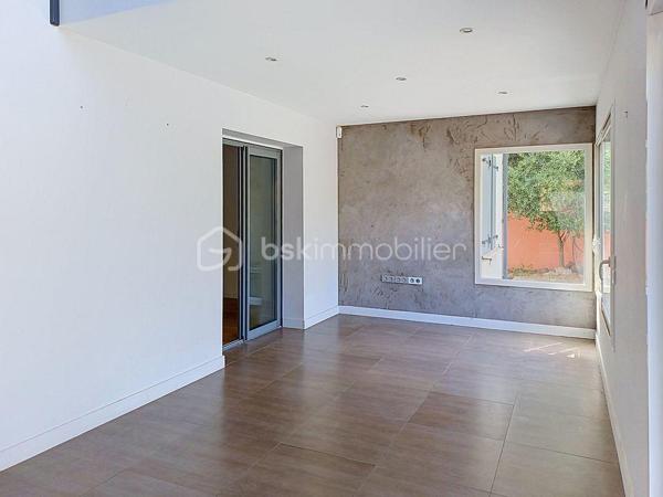 SAINT-BRÈS – VILLA FAMILIALE DE 195 M² – PISCINE – DOUBLE GARAGE

À seulement 5 minutes de Baillargues et à proximité immédiate de Montpellier, découvrez cette superbe villa contemporaine de 195 m² offrant un cadre de vie privilégié où volumes généreux, luminosité et prestations de qualité se conjuguent à la perfection.

Implantée sur un terrain paysagé d'environ 800 m², cette propriété séduit dès les premiers instants par ses espaces de vie remarquablement pensés pour le confort de toute la famille.

Le rez-de-chaussée s'articule autour d'une magnifique pièce de vie de plus de 75 m², baignée de lumière grâce à ses larges ouvertures. Cet espace convivial accueille un vaste salon, une salle à manger ainsi qu'une élégante cuisine ouverte entièrement équipée, idéale pour recevoir et partager des moments privilégiés.

Toujours de plain-pied, la maison dispose de deux chambres confortables, d'un bureau-bibliothèque, d'une salle d'eau, d'un WC indépendant ainsi que d'une buanderie parfaitement aménagée.

À l'étage, un superbe espace ouvert offre de nombreuses possibilités d'aménagement selon vos envies : bureau de télétravail, bibliothèque, salon privé, espace détente ou salle de jeux. Véritable pièce de vie supplémentaire, il apporte caractère et modularité à l'ensemble.

Cet espace dessert deux magnifiques suites. La première  bénéficie de sa propre salle d'eau. La seconde constitue une véritable suite parentale avec dressing sur mesure et salle de bains raffinée équipée d'une douche à l'italienne, d'une baignoire et de toilettes privatives.

À l'extérieur, tout est réuni pour profiter pleinement des beaux jours. Le jardin soigneusement aménagé accueille une belle piscine, un espace pool house et plusieurs espaces de détente propices aux moments de convivialité en famille ou entre amis.

Une pièce annexe indépendante complète ce bien rare. Elle pourra aisément accueillir un bureau professionnel, une activité libérale, un atelier créatif, une salle de sport ou tout autre projet nécessitant un espace dédié.

Les prestations sont à la hauteur des lieux : double garage, baies vitrées aluminium, matériaux de qualité et excellente performance énergétique avec un classement DPE B. Climatisation gainée suites et salon RDC

Située dans un environnement résidentiel calme et recherché, à proximité des écoles, commerces, services et principaux axes de communication, cette propriété offre un équilibre idéal entre sérénité, confort moderne et accessibilité.

Une villa aux volumes rares, pensée pour répondre aux attentes des familles d'aujourd'hui et aux nouveaux modes de vie, où chacun trouvera naturellement sa place. Travaux à prévoir pour la plage de Piscine.
J'utilise l'Intelligence Artificielle pour vous proposer des projections d'aménagement.

À découvrir sans tarder.