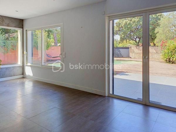 SAINT-BRÈS – VILLA FAMILIALE DE 195 M² – PISCINE – DOUBLE GARAGE

À seulement 5 minutes de Baillargues et à proximité immédiate de Montpellier, découvrez cette superbe villa contemporaine de 195 m² offrant un cadre de vie privilégié où volumes généreux, luminosité et prestations de qualité se conjuguent à la perfection.

Implantée sur un terrain paysagé d'environ 800 m², cette propriété séduit dès les premiers instants par ses espaces de vie remarquablement pensés pour le confort de toute la famille.

Le rez-de-chaussée s'articule autour d'une magnifique pièce de vie de plus de 75 m², baignée de lumière grâce à ses larges ouvertures. Cet espace convivial accueille un vaste salon, une salle à manger ainsi qu'une élégante cuisine ouverte entièrement équipée, idéale pour recevoir et partager des moments privilégiés.

Toujours de plain-pied, la maison dispose de deux chambres confortables, d'un bureau-bibliothèque, d'une salle d'eau, d'un WC indépendant ainsi que d'une buanderie parfaitement aménagée.

À l'étage, un superbe espace ouvert offre de nombreuses possibilités d'aménagement selon vos envies : bureau de télétravail, bibliothèque, salon privé, espace détente ou salle de jeux. Véritable pièce de vie supplémentaire, il apporte caractère et modularité à l'ensemble.

Cet espace dessert deux magnifiques suites. La première  bénéficie de sa propre salle d'eau. La seconde constitue une véritable suite parentale avec dressing sur mesure et salle de bains raffinée équipée d'une douche à l'italienne, d'une baignoire et de toilettes privatives.

À l'extérieur, tout est réuni pour profiter pleinement des beaux jours. Le jardin soigneusement aménagé accueille une belle piscine, un espace pool house et plusieurs espaces de détente propices aux moments de convivialité en famille ou entre amis.

Une pièce annexe indépendante complète ce bien rare. Elle pourra aisément accueillir un bureau professionnel, une activité libérale, un atelier créatif, une salle de sport ou tout autre projet nécessitant un espace dédié.

Les prestations sont à la hauteur des lieux : double garage, baies vitrées aluminium, matériaux de qualité et excellente performance énergétique avec un classement DPE B. Climatisation gainée suites et salon RDC

Située dans un environnement résidentiel calme et recherché, à proximité des écoles, commerces, services et principaux axes de communication, cette propriété offre un équilibre idéal entre sérénité, confort moderne et accessibilité.

Une villa aux volumes rares, pensée pour répondre aux attentes des familles d'aujourd'hui et aux nouveaux modes de vie, où chacun trouvera naturellement sa place. Travaux à prévoir pour la plage de Piscine.
J'utilise l'Intelligence Artificielle pour vous proposer des projections d'aménagement.

À découvrir sans tarder.