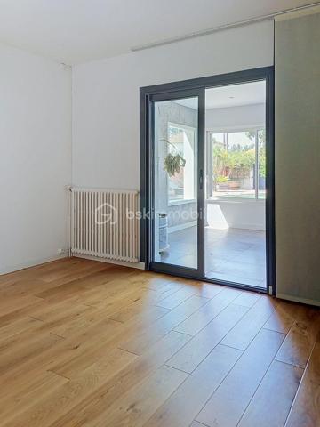 SAINT-BRÈS – VILLA FAMILIALE DE 195 M² – PISCINE – DOUBLE GARAGE

À seulement 5 minutes de Baillargues et à proximité immédiate de Montpellier, découvrez cette superbe villa contemporaine de 195 m² offrant un cadre de vie privilégié où volumes généreux, luminosité et prestations de qualité se conjuguent à la perfection.

Implantée sur un terrain paysagé d'environ 800 m², cette propriété séduit dès les premiers instants par ses espaces de vie remarquablement pensés pour le confort de toute la famille.

Le rez-de-chaussée s'articule autour d'une magnifique pièce de vie de plus de 75 m², baignée de lumière grâce à ses larges ouvertures. Cet espace convivial accueille un vaste salon, une salle à manger ainsi qu'une élégante cuisine ouverte entièrement équipée, idéale pour recevoir et partager des moments privilégiés.

Toujours de plain-pied, la maison dispose de deux chambres confortables, d'un bureau-bibliothèque, d'une salle d'eau, d'un WC indépendant ainsi que d'une buanderie parfaitement aménagée.

À l'étage, un superbe espace ouvert offre de nombreuses possibilités d'aménagement selon vos envies : bureau de télétravail, bibliothèque, salon privé, espace détente ou salle de jeux. Véritable pièce de vie supplémentaire, il apporte caractère et modularité à l'ensemble.

Cet espace dessert deux magnifiques suites. La première  bénéficie de sa propre salle d'eau. La seconde constitue une véritable suite parentale avec dressing sur mesure et salle de bains raffinée équipée d'une douche à l'italienne, d'une baignoire et de toilettes privatives.

À l'extérieur, tout est réuni pour profiter pleinement des beaux jours. Le jardin soigneusement aménagé accueille une belle piscine, un espace pool house et plusieurs espaces de détente propices aux moments de convivialité en famille ou entre amis.

Une pièce annexe indépendante complète ce bien rare. Elle pourra aisément accueillir un bureau professionnel, une activité libérale, un atelier créatif, une salle de sport ou tout autre projet nécessitant un espace dédié.

Les prestations sont à la hauteur des lieux : double garage, baies vitrées aluminium, matériaux de qualité et excellente performance énergétique avec un classement DPE B. Climatisation gainée suites et salon RDC

Située dans un environnement résidentiel calme et recherché, à proximité des écoles, commerces, services et principaux axes de communication, cette propriété offre un équilibre idéal entre sérénité, confort moderne et accessibilité.

Une villa aux volumes rares, pensée pour répondre aux attentes des familles d'aujourd'hui et aux nouveaux modes de vie, où chacun trouvera naturellement sa place. Travaux à prévoir pour la plage de Piscine.
J'utilise l'Intelligence Artificielle pour vous proposer des projections d'aménagement.

À découvrir sans tarder.