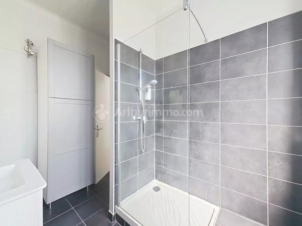 Location                                                      Appartement
                        
                     6 pièces                      121 m2                     à Clermont-Ferrand