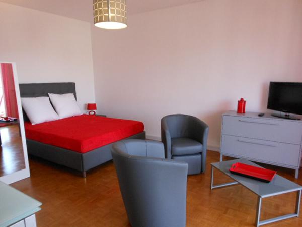 A louer Bourg T1 résidence de standing garage, cave et balcon