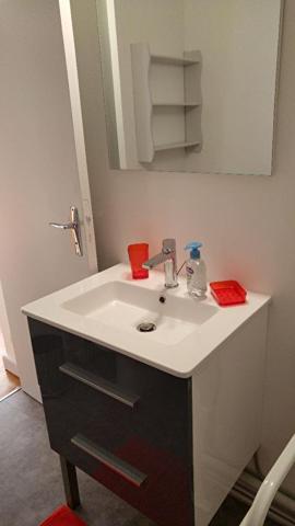 A louer Bourg T1 résidence de standing garage, cave et balcon