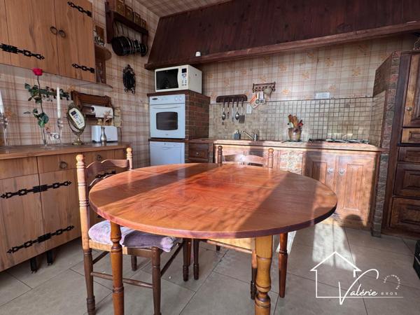 Belle opportunité à Vendat : maison individuelle avec terrain de 978 m² et double garage.