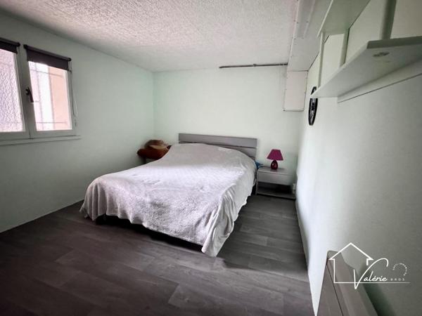 Belle opportunité à Vendat : maison individuelle avec terrain de 978 m² et double garage.