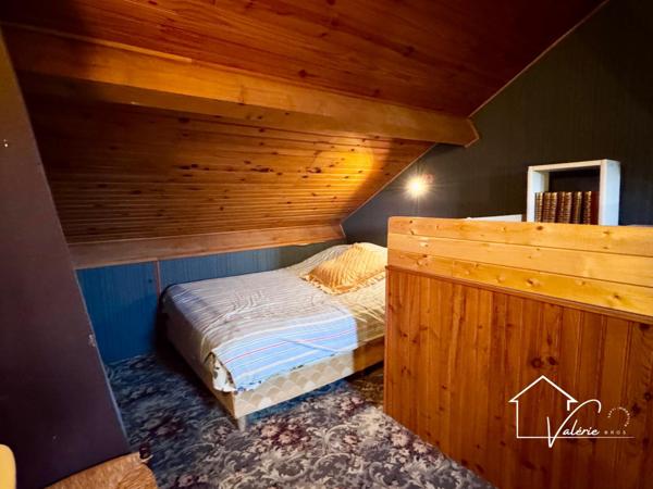 Belle opportunité à Vendat : maison individuelle avec terrain de 978 m² et double garage.