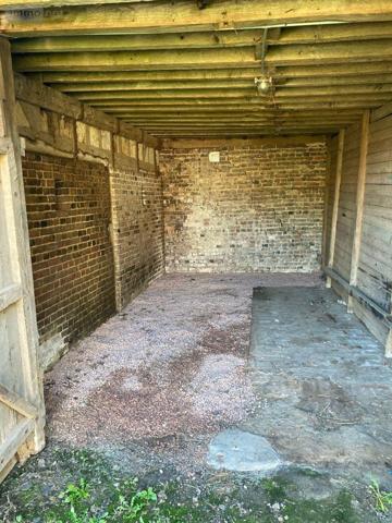 Garage fermé à louer à Thiberville dans l'Eure (27230), ref : 052/304