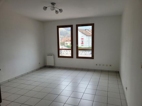 FAVERGES. APPARTEMENT T2 DE 36.80M² AVEC PARKING PRIVATIF ET CAVE