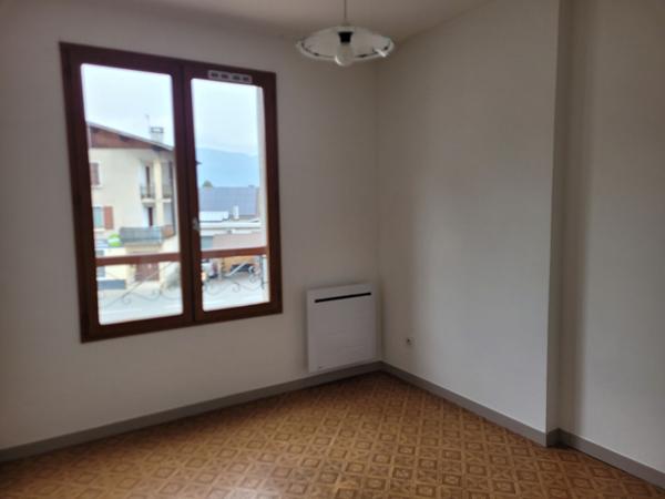 FAVERGES. APPARTEMENT T2 DE 36.80M² AVEC PARKING PRIVATIF ET CAVE