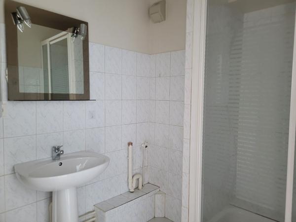 FAVERGES. APPARTEMENT T2 DE 36.80M² AVEC PARKING PRIVATIF ET CAVE