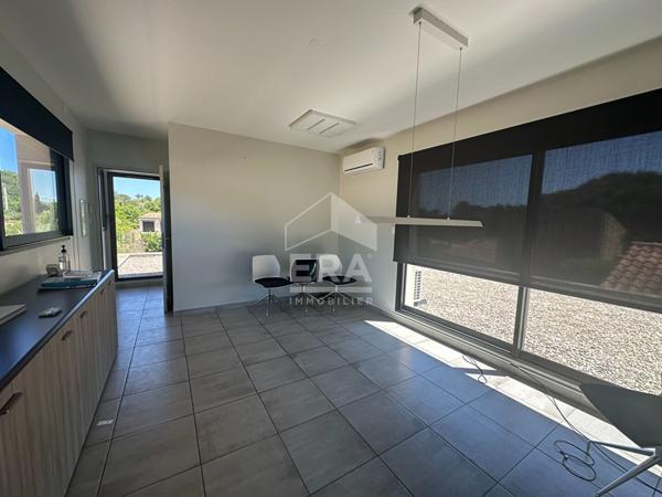 A VENDRE 83470 SAINT MAXIMIN  LOCAL COMMERCIAL DE 120 M² 7 BUREAUX SUR 2500M² DE TERRAIN  PARKING