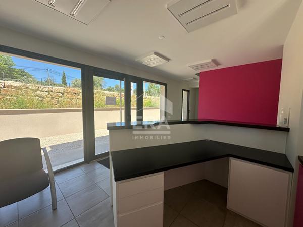 A VENDRE 83470 SAINT MAXIMIN  LOCAL COMMERCIAL DE 120 M² 7 BUREAUX SUR 2500M² DE TERRAIN  PARKING