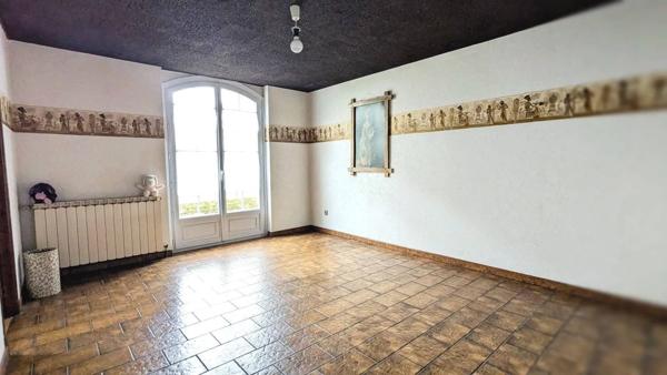 Grande maison familiale de 4 chambres avec charme et potentiel