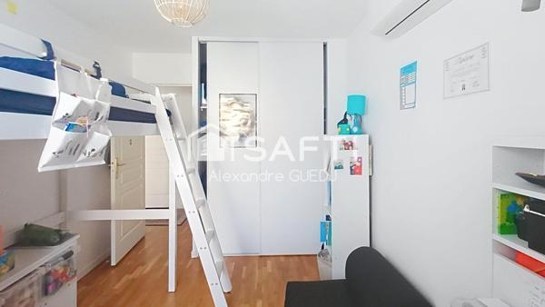 GRAND APPARTEMENT T4 DE 100M² AVEC TERRASSE, 2 GARAGES ET UNE CAVE