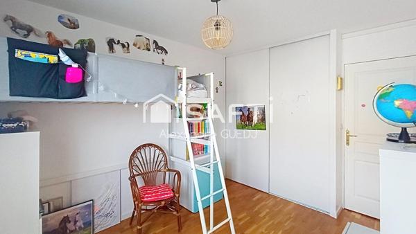 GRAND APPARTEMENT T4 DE 100M² AVEC TERRASSE, 2 GARAGES ET UNE CAVE