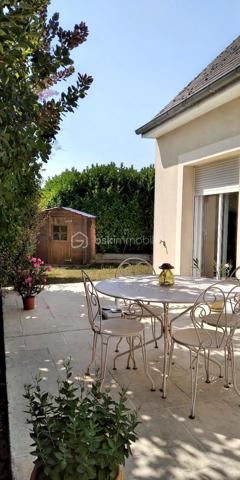 Vous recherchez une maison de trois chambres avec possibilité de vie de plain-pied, dans un environnement calme avec jardin intimiste et garage ? Cette maison est faite pour vous ! 
Au rez-de-chaussée : un hall d'entrée fermé avec placard de rangement, un accès au garage, à la cuisine équipée et aménagée avec îlot, ouverte sur le salon/séjour. L'ambiance est chaleureuse avec le poêle à bois et le parquet réchauffent l'atmosphère. L'accès direct à la terrasse permet de profiter pleinement du jardin et du calme environnant. Un WC et une salle d'eau d'appoint.
À l'étage : un palier dessert trois belles chambres dont deux avec placards coulissants, une salle de bains récente, un WC indépendant ainsi qu'un espace de rangement supplémentaire. 
Un garage d'environ 17 m2 avec porte motorisée ainsi qu'un cabanon de jardin complètent l'ensemble. Chauffage électrique. Portail électrique. 
Un bien agréable à vivre, idéal pour les personnes en recherche de tranquillité à proximité de Tours. Contactez-moi pour en savoir plus !