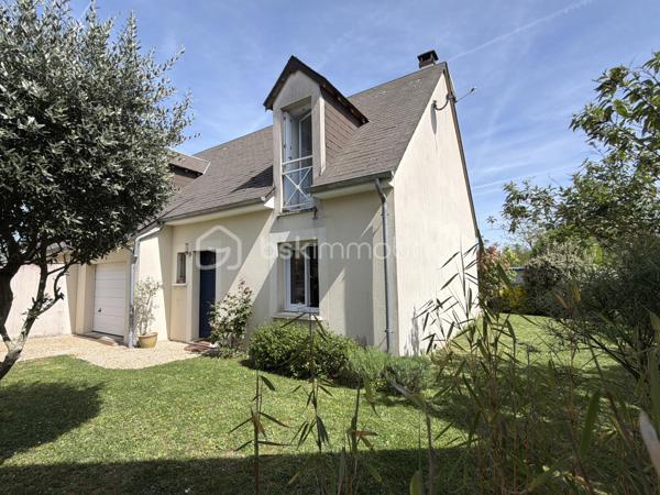 Vous recherchez une maison de trois chambres avec possibilité de vie de plain-pied, dans un environnement calme avec jardin intimiste et garage ? Cette maison est faite pour vous ! 
Au rez-de-chaussée : un hall d'entrée fermé avec placard de rangement, un accès au garage, à la cuisine équipée et aménagée avec îlot, ouverte sur le salon/séjour. L'ambiance est chaleureuse avec le poêle à bois et le parquet réchauffent l'atmosphère. L'accès direct à la terrasse permet de profiter pleinement du jardin et du calme environnant. Un WC et une salle d'eau d'appoint.
À l'étage : un palier dessert trois belles chambres dont deux avec placards coulissants, une salle de bains récente, un WC indépendant ainsi qu'un espace de rangement supplémentaire. 
Un garage d'environ 17 m2 avec porte motorisée ainsi qu'un cabanon de jardin complètent l'ensemble. Chauffage électrique. Portail électrique. 
Un bien agréable à vivre, idéal pour les personnes en recherche de tranquillité à proximité de Tours. Contactez-moi pour en savoir plus !