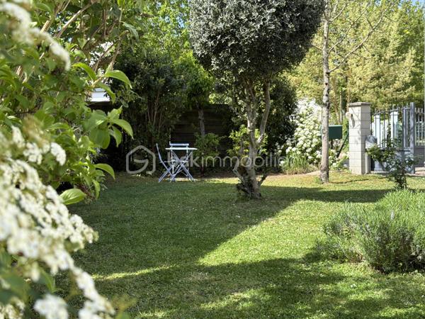 Vous recherchez une maison de trois chambres avec possibilité de vie de plain-pied, dans un environnement calme avec jardin intimiste et garage ? Cette maison est faite pour vous ! 
Au rez-de-chaussée : un hall d'entrée fermé avec placard de rangement, un accès au garage, à la cuisine équipée et aménagée avec îlot, ouverte sur le salon/séjour. L'ambiance est chaleureuse avec le poêle à bois et le parquet réchauffent l'atmosphère. L'accès direct à la terrasse permet de profiter pleinement du jardin et du calme environnant. Un WC et une salle d'eau d'appoint.
À l'étage : un palier dessert trois belles chambres dont deux avec placards coulissants, une salle de bains récente, un WC indépendant ainsi qu'un espace de rangement supplémentaire. 
Un garage d'environ 17 m2 avec porte motorisée ainsi qu'un cabanon de jardin complètent l'ensemble. Chauffage électrique. Portail électrique. 
Un bien agréable à vivre, idéal pour les personnes en recherche de tranquillité à proximité de Tours. Contactez-moi pour en savoir plus !