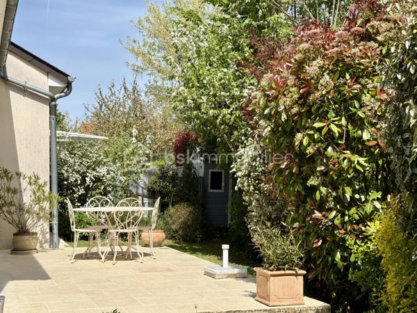 Vous recherchez une maison de trois chambres avec possibilité de vie de plain-pied, dans un environnement calme avec jardin intimiste et garage ? Cette maison est faite pour vous ! 
Au rez-de-chaussée : un hall d'entrée fermé avec placard de rangement, un accès au garage, à la cuisine équipée et aménagée avec îlot, ouverte sur le salon/séjour. L'ambiance est chaleureuse avec le poêle à bois et le parquet réchauffent l'atmosphère. L'accès direct à la terrasse permet de profiter pleinement du jardin et du calme environnant. Un WC et une salle d'eau d'appoint.
À l'étage : un palier dessert trois belles chambres dont deux avec placards coulissants, une salle de bains récente, un WC indépendant ainsi qu'un espace de rangement supplémentaire. 
Un garage d'environ 17 m2 avec porte motorisée ainsi qu'un cabanon de jardin complètent l'ensemble. Chauffage électrique. Portail électrique. 
Un bien agréable à vivre, idéal pour les personnes en recherche de tranquillité à proximité de Tours. Contactez-moi pour en savoir plus !