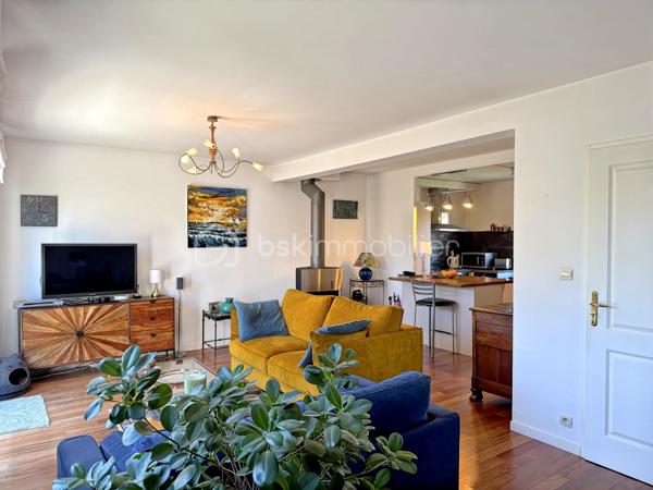 Vous recherchez une maison de trois chambres avec possibilité de vie de plain-pied, dans un environnement calme avec jardin intimiste et garage ? Cette maison est faite pour vous ! 
Au rez-de-chaussée : un hall d'entrée fermé avec placard de rangement, un accès au garage, à la cuisine équipée et aménagée avec îlot, ouverte sur le salon/séjour. L'ambiance est chaleureuse avec le poêle à bois et le parquet réchauffent l'atmosphère. L'accès direct à la terrasse permet de profiter pleinement du jardin et du calme environnant. Un WC et une salle d'eau d'appoint.
À l'étage : un palier dessert trois belles chambres dont deux avec placards coulissants, une salle de bains récente, un WC indépendant ainsi qu'un espace de rangement supplémentaire. 
Un garage d'environ 17 m2 avec porte motorisée ainsi qu'un cabanon de jardin complètent l'ensemble. Chauffage électrique. Portail électrique. 
Un bien agréable à vivre, idéal pour les personnes en recherche de tranquillité à proximité de Tours. Contactez-moi pour en savoir plus !