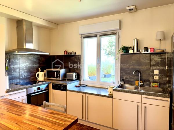 Vous recherchez une maison de trois chambres avec possibilité de vie de plain-pied, dans un environnement calme avec jardin intimiste et garage ? Cette maison est faite pour vous ! 
Au rez-de-chaussée : un hall d'entrée fermé avec placard de rangement, un accès au garage, à la cuisine équipée et aménagée avec îlot, ouverte sur le salon/séjour. L'ambiance est chaleureuse avec le poêle à bois et le parquet réchauffent l'atmosphère. L'accès direct à la terrasse permet de profiter pleinement du jardin et du calme environnant. Un WC et une salle d'eau d'appoint.
À l'étage : un palier dessert trois belles chambres dont deux avec placards coulissants, une salle de bains récente, un WC indépendant ainsi qu'un espace de rangement supplémentaire. 
Un garage d'environ 17 m2 avec porte motorisée ainsi qu'un cabanon de jardin complètent l'ensemble. Chauffage électrique. Portail électrique. 
Un bien agréable à vivre, idéal pour les personnes en recherche de tranquillité à proximité de Tours. Contactez-moi pour en savoir plus !