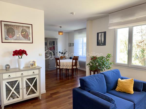 Vous recherchez une maison de trois chambres avec possibilité de vie de plain-pied, dans un environnement calme avec jardin intimiste et garage ? Cette maison est faite pour vous ! 
Au rez-de-chaussée : un hall d'entrée fermé avec placard de rangement, un accès au garage, à la cuisine équipée et aménagée avec îlot, ouverte sur le salon/séjour. L'ambiance est chaleureuse avec le poêle à bois et le parquet réchauffent l'atmosphère. L'accès direct à la terrasse permet de profiter pleinement du jardin et du calme environnant. Un WC et une salle d'eau d'appoint.
À l'étage : un palier dessert trois belles chambres dont deux avec placards coulissants, une salle de bains récente, un WC indépendant ainsi qu'un espace de rangement supplémentaire. 
Un garage d'environ 17 m2 avec porte motorisée ainsi qu'un cabanon de jardin complètent l'ensemble. Chauffage électrique. Portail électrique. 
Un bien agréable à vivre, idéal pour les personnes en recherche de tranquillité à proximité de Tours. Contactez-moi pour en savoir plus !