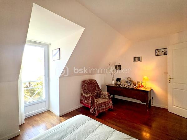 Vous recherchez une maison de trois chambres avec possibilité de vie de plain-pied, dans un environnement calme avec jardin intimiste et garage ? Cette maison est faite pour vous ! 
Au rez-de-chaussée : un hall d'entrée fermé avec placard de rangement, un accès au garage, à la cuisine équipée et aménagée avec îlot, ouverte sur le salon/séjour. L'ambiance est chaleureuse avec le poêle à bois et le parquet réchauffent l'atmosphère. L'accès direct à la terrasse permet de profiter pleinement du jardin et du calme environnant. Un WC et une salle d'eau d'appoint.
À l'étage : un palier dessert trois belles chambres dont deux avec placards coulissants, une salle de bains récente, un WC indépendant ainsi qu'un espace de rangement supplémentaire. 
Un garage d'environ 17 m2 avec porte motorisée ainsi qu'un cabanon de jardin complètent l'ensemble. Chauffage électrique. Portail électrique. 
Un bien agréable à vivre, idéal pour les personnes en recherche de tranquillité à proximité de Tours. Contactez-moi pour en savoir plus !