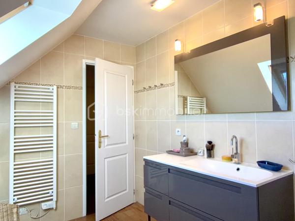 Vous recherchez une maison de trois chambres avec possibilité de vie de plain-pied, dans un environnement calme avec jardin intimiste et garage ? Cette maison est faite pour vous ! 
Au rez-de-chaussée : un hall d'entrée fermé avec placard de rangement, un accès au garage, à la cuisine équipée et aménagée avec îlot, ouverte sur le salon/séjour. L'ambiance est chaleureuse avec le poêle à bois et le parquet réchauffent l'atmosphère. L'accès direct à la terrasse permet de profiter pleinement du jardin et du calme environnant. Un WC et une salle d'eau d'appoint.
À l'étage : un palier dessert trois belles chambres dont deux avec placards coulissants, une salle de bains récente, un WC indépendant ainsi qu'un espace de rangement supplémentaire. 
Un garage d'environ 17 m2 avec porte motorisée ainsi qu'un cabanon de jardin complètent l'ensemble. Chauffage électrique. Portail électrique. 
Un bien agréable à vivre, idéal pour les personnes en recherche de tranquillité à proximité de Tours. Contactez-moi pour en savoir plus !