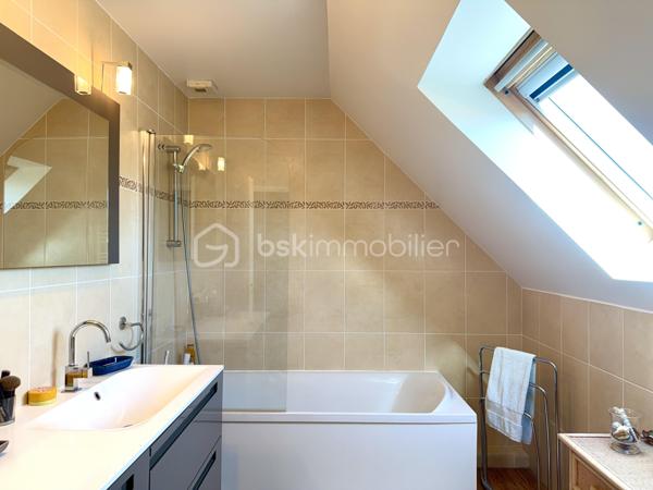 Vous recherchez une maison de trois chambres avec possibilité de vie de plain-pied, dans un environnement calme avec jardin intimiste et garage ? Cette maison est faite pour vous ! 
Au rez-de-chaussée : un hall d'entrée fermé avec placard de rangement, un accès au garage, à la cuisine équipée et aménagée avec îlot, ouverte sur le salon/séjour. L'ambiance est chaleureuse avec le poêle à bois et le parquet réchauffent l'atmosphère. L'accès direct à la terrasse permet de profiter pleinement du jardin et du calme environnant. Un WC et une salle d'eau d'appoint.
À l'étage : un palier dessert trois belles chambres dont deux avec placards coulissants, une salle de bains récente, un WC indépendant ainsi qu'un espace de rangement supplémentaire. 
Un garage d'environ 17 m2 avec porte motorisée ainsi qu'un cabanon de jardin complètent l'ensemble. Chauffage électrique. Portail électrique. 
Un bien agréable à vivre, idéal pour les personnes en recherche de tranquillité à proximité de Tours. Contactez-moi pour en savoir plus !