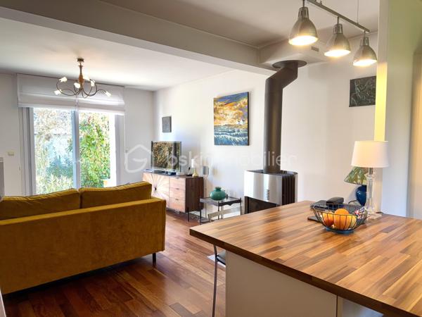 Vous recherchez une maison de trois chambres avec possibilité de vie de plain-pied, dans un environnement calme avec jardin intimiste et garage ? Cette maison est faite pour vous ! 
Au rez-de-chaussée : un hall d'entrée fermé avec placard de rangement, un accès au garage, à la cuisine équipée et aménagée avec îlot, ouverte sur le salon/séjour. L'ambiance est chaleureuse avec le poêle à bois et le parquet réchauffent l'atmosphère. L'accès direct à la terrasse permet de profiter pleinement du jardin et du calme environnant. Un WC et une salle d'eau d'appoint.
À l'étage : un palier dessert trois belles chambres dont deux avec placards coulissants, une salle de bains récente, un WC indépendant ainsi qu'un espace de rangement supplémentaire. 
Un garage d'environ 17 m2 avec porte motorisée ainsi qu'un cabanon de jardin complètent l'ensemble. Chauffage électrique. Portail électrique. 
Un bien agréable à vivre, idéal pour les personnes en recherche de tranquillité à proximité de Tours. Contactez-moi pour en savoir plus !