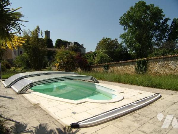 MAISON - PISCINE SUR 2381 m² de TERRAIN
