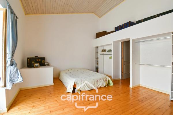 Maison charentaise à vendre 4 pièces LES EGLISES D'ARGENTEUIL (17)avec garage sur 1089m² de jardin arboré