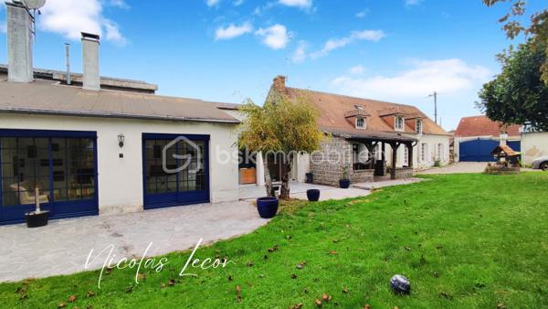 Sur la commune de Foëcy, venez découvrir cette maison familiale offrant de beaux volumes et un fort potentiel d'aménagement !

Elle se compose au rez-de-chaussée : Une entrée desservant un WC avec lave-mains, une grande salle de bains, deux chambres dont une d’environ 27 m² à aménager selon vos envies, un espace buanderie/chaufferie, un coin bureau, une vaste cuisine semi-ouverte,sur un salon-séjour lumineux avec cheminée insert.

À l’étage, la pièce palière en mezzanine dessert deux chambres supplémentaires, une salle de douche avec WC et un dégagement.

Les dépendances comprennent deux garages, une pièce avec douche, actuellement un atelier pâtisserie (à aménager à votre guise).
Une belle cave saine vient compléter le tout.

Cette maison et ses dépendances sont édifiées sur un terrain d’environ 2 500 m² sans vis à vis.

L’électricité a été refaite, le chauffage est au gaz de ville, la maison est raccordée au tout-à-l’égout et dispose majoritairement de menuiseries en simple vitrage bois. Une belle opportunité pour qui souhaite personnaliser une maison spacieuse dans un environnement calme.