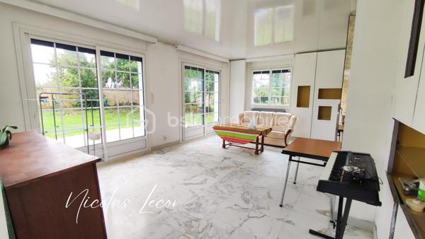 Sur la commune de Foëcy, venez découvrir cette maison familiale offrant de beaux volumes et un fort potentiel d'aménagement !

Elle se compose au rez-de-chaussée : Une entrée desservant un WC avec lave-mains, une grande salle de bains, deux chambres dont une d’environ 27 m² à aménager selon vos envies, un espace buanderie/chaufferie, un coin bureau, une vaste cuisine semi-ouverte,sur un salon-séjour lumineux avec cheminée insert.

À l’étage, la pièce palière en mezzanine dessert deux chambres supplémentaires, une salle de douche avec WC et un dégagement.

Les dépendances comprennent deux garages, une pièce avec douche, actuellement un atelier pâtisserie (à aménager à votre guise).
Une belle cave saine vient compléter le tout.

Cette maison et ses dépendances sont édifiées sur un terrain d’environ 2 500 m² sans vis à vis.

L’électricité a été refaite, le chauffage est au gaz de ville, la maison est raccordée au tout-à-l’égout et dispose majoritairement de menuiseries en simple vitrage bois. Une belle opportunité pour qui souhaite personnaliser une maison spacieuse dans un environnement calme.