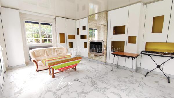 Sur la commune de Foëcy, venez découvrir cette maison familiale offrant de beaux volumes et un fort potentiel d'aménagement !

Elle se compose au rez-de-chaussée : Une entrée desservant un WC avec lave-mains, une grande salle de bains, deux chambres dont une d’environ 27 m² à aménager selon vos envies, un espace buanderie/chaufferie, un coin bureau, une vaste cuisine semi-ouverte,sur un salon-séjour lumineux avec cheminée insert.

À l’étage, la pièce palière en mezzanine dessert deux chambres supplémentaires, une salle de douche avec WC et un dégagement.

Les dépendances comprennent deux garages, une pièce avec douche, actuellement un atelier pâtisserie (à aménager à votre guise).
Une belle cave saine vient compléter le tout.

Cette maison et ses dépendances sont édifiées sur un terrain d’environ 2 500 m² sans vis à vis.

L’électricité a été refaite, le chauffage est au gaz de ville, la maison est raccordée au tout-à-l’égout et dispose majoritairement de menuiseries en simple vitrage bois. Une belle opportunité pour qui souhaite personnaliser une maison spacieuse dans un environnement calme.