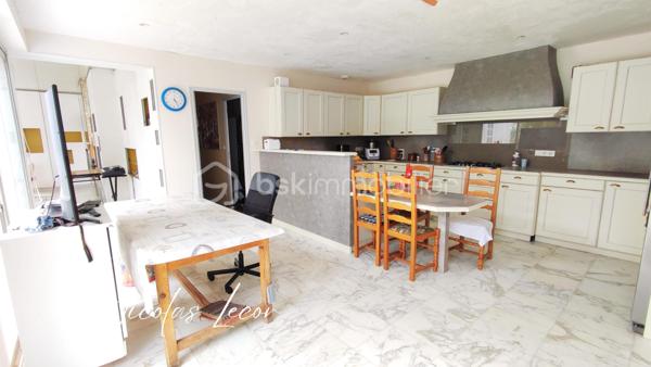 Sur la commune de Foëcy, venez découvrir cette maison familiale offrant de beaux volumes et un fort potentiel d'aménagement !

Elle se compose au rez-de-chaussée : Une entrée desservant un WC avec lave-mains, une grande salle de bains, deux chambres dont une d’environ 27 m² à aménager selon vos envies, un espace buanderie/chaufferie, un coin bureau, une vaste cuisine semi-ouverte,sur un salon-séjour lumineux avec cheminée insert.

À l’étage, la pièce palière en mezzanine dessert deux chambres supplémentaires, une salle de douche avec WC et un dégagement.

Les dépendances comprennent deux garages, une pièce avec douche, actuellement un atelier pâtisserie (à aménager à votre guise).
Une belle cave saine vient compléter le tout.

Cette maison et ses dépendances sont édifiées sur un terrain d’environ 2 500 m² sans vis à vis.

L’électricité a été refaite, le chauffage est au gaz de ville, la maison est raccordée au tout-à-l’égout et dispose majoritairement de menuiseries en simple vitrage bois. Une belle opportunité pour qui souhaite personnaliser une maison spacieuse dans un environnement calme.