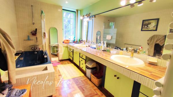 Sur la commune de Foëcy, venez découvrir cette maison familiale offrant de beaux volumes et un fort potentiel d'aménagement !

Elle se compose au rez-de-chaussée : Une entrée desservant un WC avec lave-mains, une grande salle de bains, deux chambres dont une d’environ 27 m² à aménager selon vos envies, un espace buanderie/chaufferie, un coin bureau, une vaste cuisine semi-ouverte,sur un salon-séjour lumineux avec cheminée insert.

À l’étage, la pièce palière en mezzanine dessert deux chambres supplémentaires, une salle de douche avec WC et un dégagement.

Les dépendances comprennent deux garages, une pièce avec douche, actuellement un atelier pâtisserie (à aménager à votre guise).
Une belle cave saine vient compléter le tout.

Cette maison et ses dépendances sont édifiées sur un terrain d’environ 2 500 m² sans vis à vis.

L’électricité a été refaite, le chauffage est au gaz de ville, la maison est raccordée au tout-à-l’égout et dispose majoritairement de menuiseries en simple vitrage bois. Une belle opportunité pour qui souhaite personnaliser une maison spacieuse dans un environnement calme.
