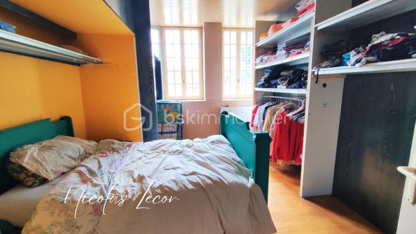 Sur la commune de Foëcy, venez découvrir cette maison familiale offrant de beaux volumes et un fort potentiel d'aménagement !

Elle se compose au rez-de-chaussée : Une entrée desservant un WC avec lave-mains, une grande salle de bains, deux chambres dont une d’environ 27 m² à aménager selon vos envies, un espace buanderie/chaufferie, un coin bureau, une vaste cuisine semi-ouverte,sur un salon-séjour lumineux avec cheminée insert.

À l’étage, la pièce palière en mezzanine dessert deux chambres supplémentaires, une salle de douche avec WC et un dégagement.

Les dépendances comprennent deux garages, une pièce avec douche, actuellement un atelier pâtisserie (à aménager à votre guise).
Une belle cave saine vient compléter le tout.

Cette maison et ses dépendances sont édifiées sur un terrain d’environ 2 500 m² sans vis à vis.

L’électricité a été refaite, le chauffage est au gaz de ville, la maison est raccordée au tout-à-l’égout et dispose majoritairement de menuiseries en simple vitrage bois. Une belle opportunité pour qui souhaite personnaliser une maison spacieuse dans un environnement calme.