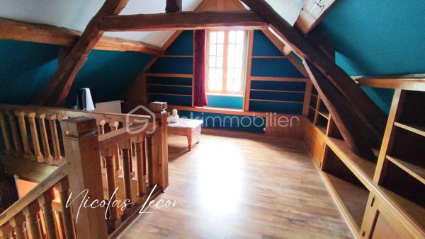 Sur la commune de Foëcy, venez découvrir cette maison familiale offrant de beaux volumes et un fort potentiel d'aménagement !

Elle se compose au rez-de-chaussée : Une entrée desservant un WC avec lave-mains, une grande salle de bains, deux chambres dont une d’environ 27 m² à aménager selon vos envies, un espace buanderie/chaufferie, un coin bureau, une vaste cuisine semi-ouverte,sur un salon-séjour lumineux avec cheminée insert.

À l’étage, la pièce palière en mezzanine dessert deux chambres supplémentaires, une salle de douche avec WC et un dégagement.

Les dépendances comprennent deux garages, une pièce avec douche, actuellement un atelier pâtisserie (à aménager à votre guise).
Une belle cave saine vient compléter le tout.

Cette maison et ses dépendances sont édifiées sur un terrain d’environ 2 500 m² sans vis à vis.

L’électricité a été refaite, le chauffage est au gaz de ville, la maison est raccordée au tout-à-l’égout et dispose majoritairement de menuiseries en simple vitrage bois. Une belle opportunité pour qui souhaite personnaliser une maison spacieuse dans un environnement calme.