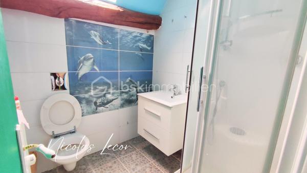 Sur la commune de Foëcy, venez découvrir cette maison familiale offrant de beaux volumes et un fort potentiel d'aménagement !

Elle se compose au rez-de-chaussée : Une entrée desservant un WC avec lave-mains, une grande salle de bains, deux chambres dont une d’environ 27 m² à aménager selon vos envies, un espace buanderie/chaufferie, un coin bureau, une vaste cuisine semi-ouverte,sur un salon-séjour lumineux avec cheminée insert.

À l’étage, la pièce palière en mezzanine dessert deux chambres supplémentaires, une salle de douche avec WC et un dégagement.

Les dépendances comprennent deux garages, une pièce avec douche, actuellement un atelier pâtisserie (à aménager à votre guise).
Une belle cave saine vient compléter le tout.

Cette maison et ses dépendances sont édifiées sur un terrain d’environ 2 500 m² sans vis à vis.

L’électricité a été refaite, le chauffage est au gaz de ville, la maison est raccordée au tout-à-l’égout et dispose majoritairement de menuiseries en simple vitrage bois. Une belle opportunité pour qui souhaite personnaliser une maison spacieuse dans un environnement calme.