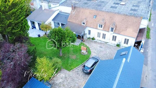 Sur la commune de Foëcy, venez découvrir cette maison familiale offrant de beaux volumes et un fort potentiel d'aménagement !

Elle se compose au rez-de-chaussée : Une entrée desservant un WC avec lave-mains, une grande salle de bains, deux chambres dont une d’environ 27 m² à aménager selon vos envies, un espace buanderie/chaufferie, un coin bureau, une vaste cuisine semi-ouverte,sur un salon-séjour lumineux avec cheminée insert.

À l’étage, la pièce palière en mezzanine dessert deux chambres supplémentaires, une salle de douche avec WC et un dégagement.

Les dépendances comprennent deux garages, une pièce avec douche, actuellement un atelier pâtisserie (à aménager à votre guise).
Une belle cave saine vient compléter le tout.

Cette maison et ses dépendances sont édifiées sur un terrain d’environ 2 500 m² sans vis à vis.

L’électricité a été refaite, le chauffage est au gaz de ville, la maison est raccordée au tout-à-l’égout et dispose majoritairement de menuiseries en simple vitrage bois. Une belle opportunité pour qui souhaite personnaliser une maison spacieuse dans un environnement calme.