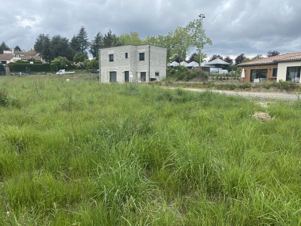 Terrain
        
        - 763 m² 135 000 € *