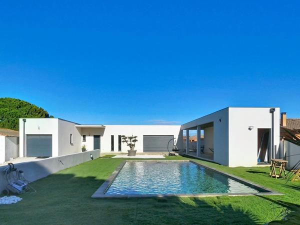 Villa plain pied type californien 168m² sur terrain avec pisicine de 896m²