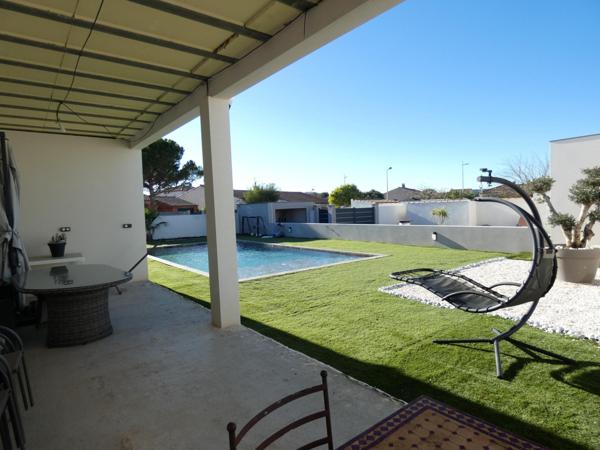 Villa plain pied type californien 168m² sur terrain avec pisicine de 896m²