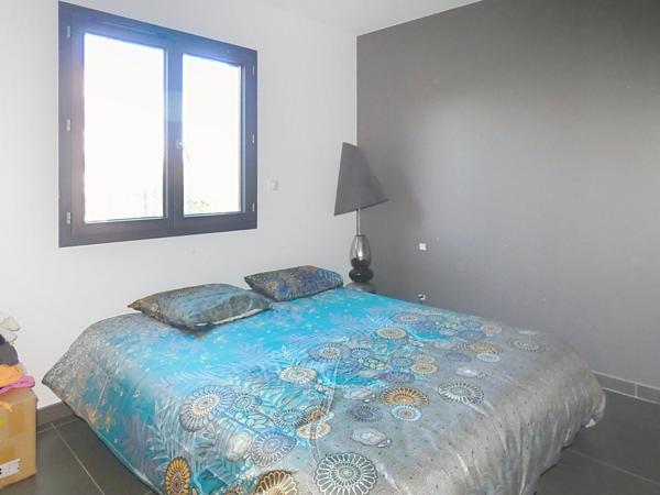 Villa plain pied type californien 168m² sur terrain avec pisicine de 896m²