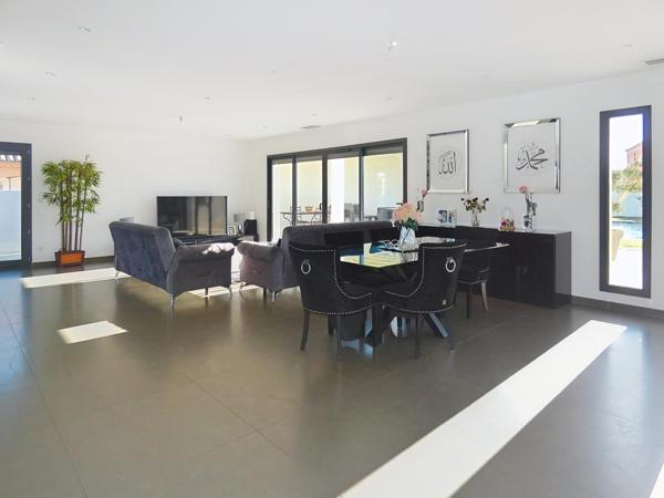 Villa plain pied type californien 168m² sur terrain avec pisicine de 896m²