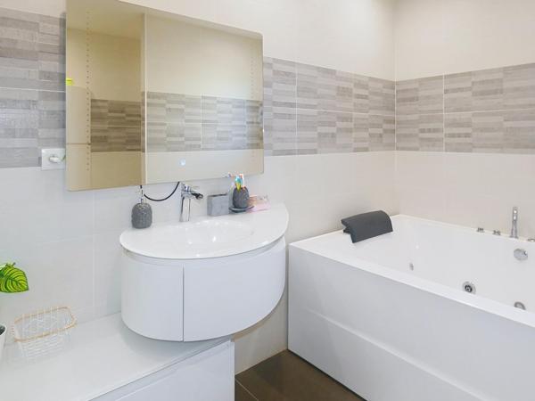 Villa plain pied type californien 168m² sur terrain avec pisicine de 896m²