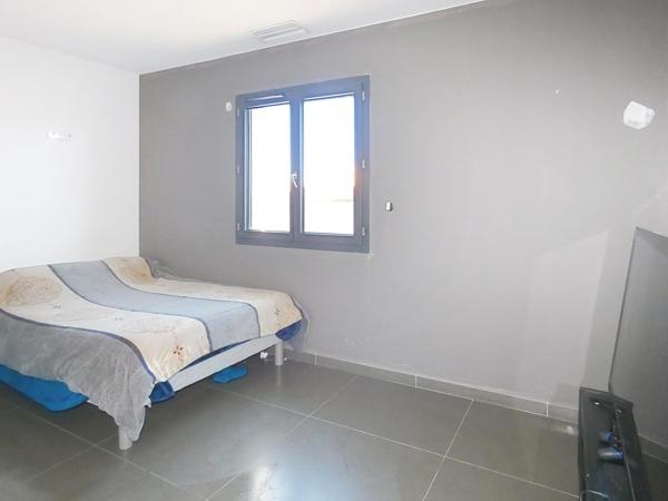 Villa plain pied type californien 168m² sur terrain avec pisicine de 896m²